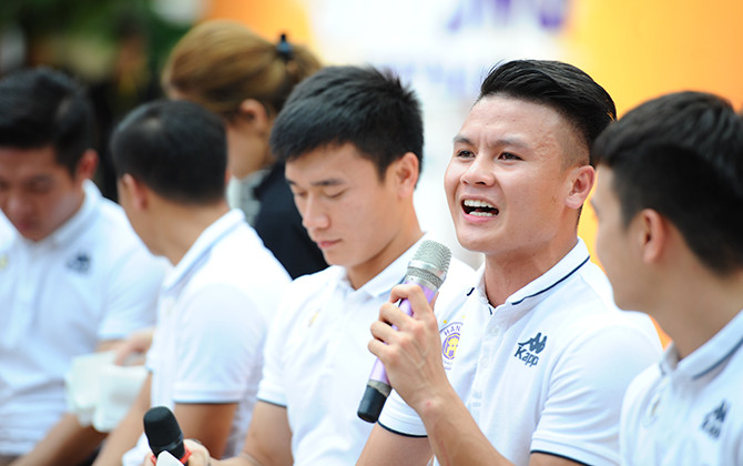 Quang Hải và đồng đội tại Hà Nội T&T giao lưu với học sinh tại Strong Vietnam