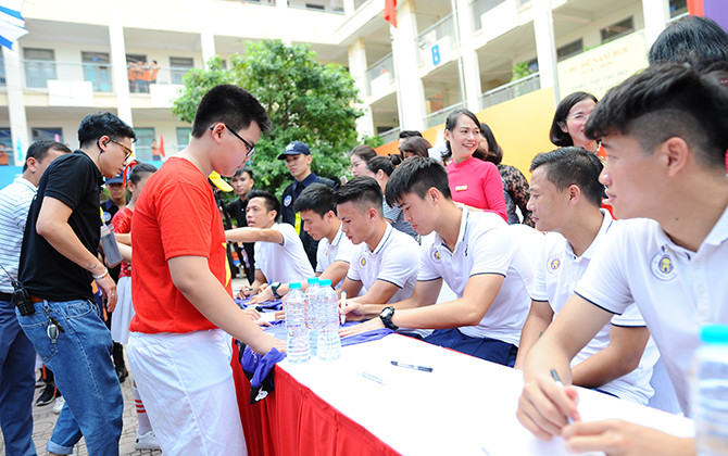 Quang Hải và đồng đội tại Hà Nội T&T giao lưu với học sinh tại Strong Vietnam