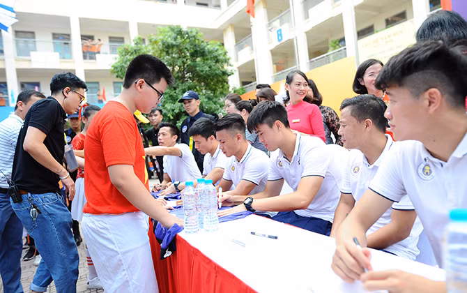 Quang Hải và đồng đội tại Hà Nội T&T giao lưu với học sinh tại Strong Vietnam
