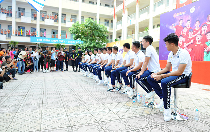 Quang Hải và đồng đội tại Hà Nội T&T giao lưu với học sinh tại Strong Vietnam