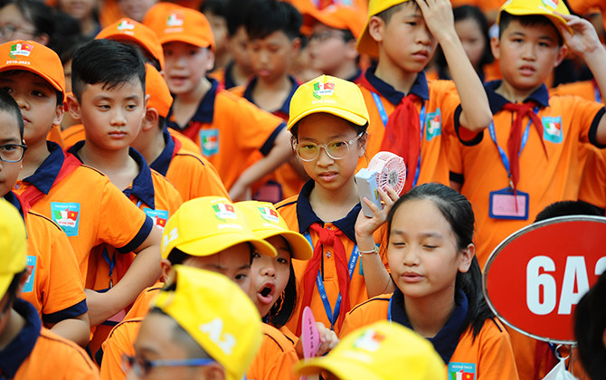 Quang Hải và đồng đội tại Hà Nội T&T giao lưu với học sinh tại Strong Vietnam