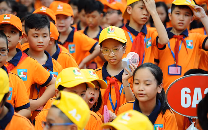 Quang Hải và đồng đội tại Hà Nội T&T giao lưu với học sinh tại Strong Vietnam