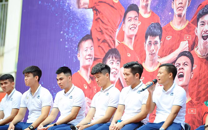 Quang Hải và đồng đội tại Hà Nội T&T giao lưu với học sinh tại Strong Vietnam
