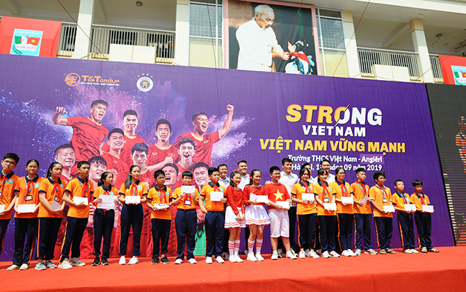 Quang Hải và đồng đội tại Hà Nội T&T giao lưu với học sinh tại Strong Vietnam
