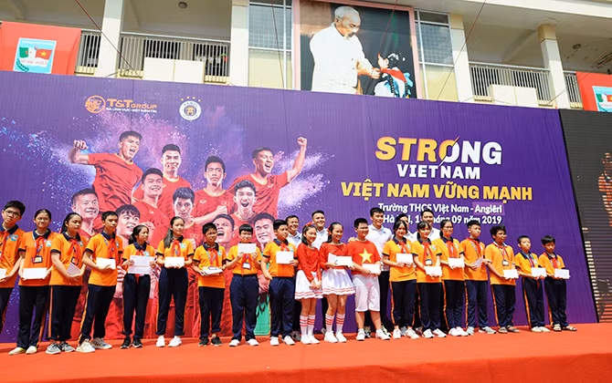 Quang Hải và đồng đội tại Hà Nội T&T giao lưu với học sinh tại Strong Vietnam