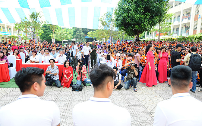 Quang Hải và đồng đội tại Hà Nội T&T giao lưu với học sinh tại Strong Vietnam