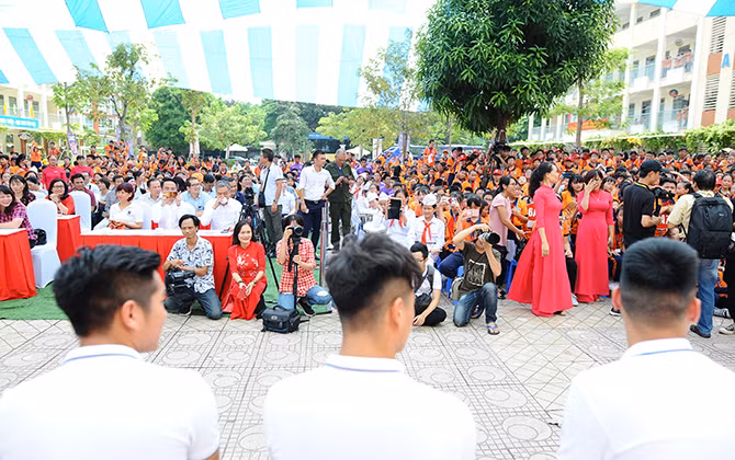 Quang Hải và đồng đội tại Hà Nội T&T giao lưu với học sinh tại Strong Vietnam