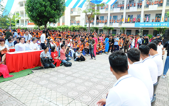 Quang Hải và đồng đội tại Hà Nội T&T giao lưu với học sinh tại Strong Vietnam