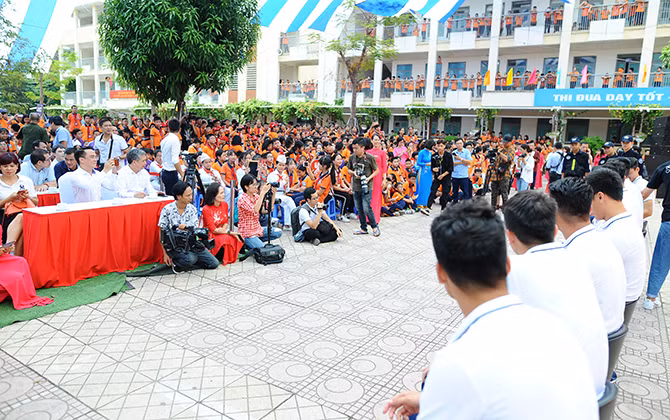 Quang Hải và đồng đội tại Hà Nội T&T giao lưu với học sinh tại Strong Vietnam