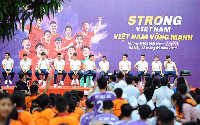 Quang Hải và đồng đội tại Hà Nội T&T giao lưu với học sinh tại Strong Vietnam