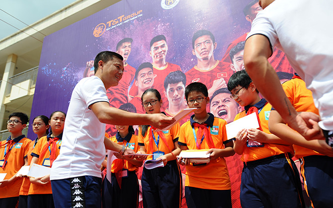 Quang Hải và đồng đội tại Hà Nội T&T giao lưu với học sinh tại Strong Vietnam