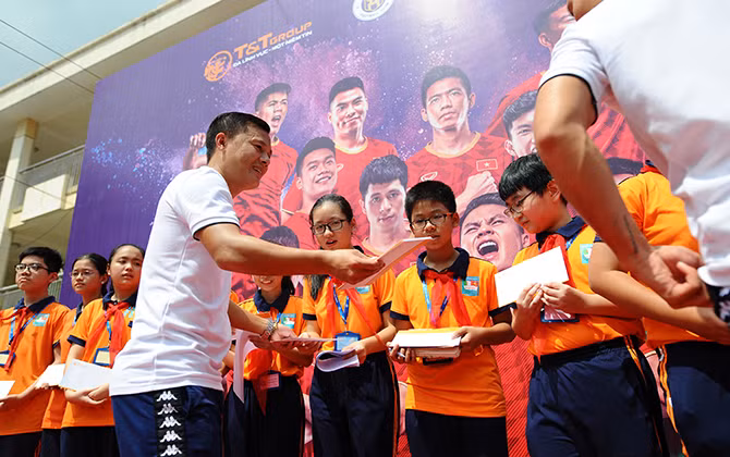Quang Hải và đồng đội tại Hà Nội T&T giao lưu với học sinh tại Strong Vietnam