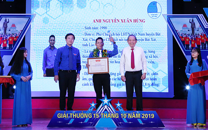 Tuyên dương 15 thanh niên nhận giải thưởng 15 tháng 10