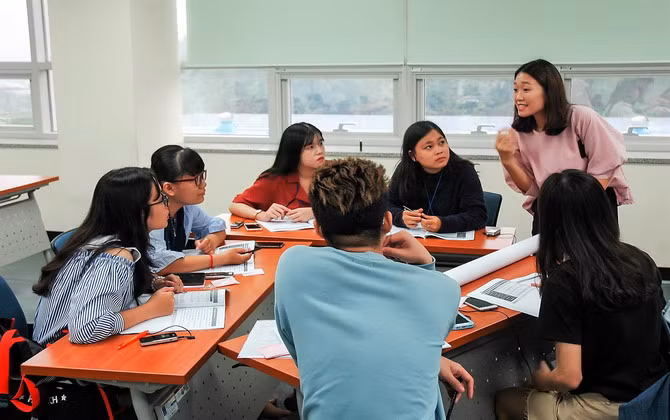 Trường đại học đang tự trói