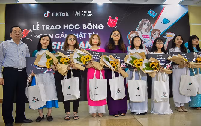 Trao học bổng Tiktok cho nữ sinh viên Đại học Đà Nẵng 
