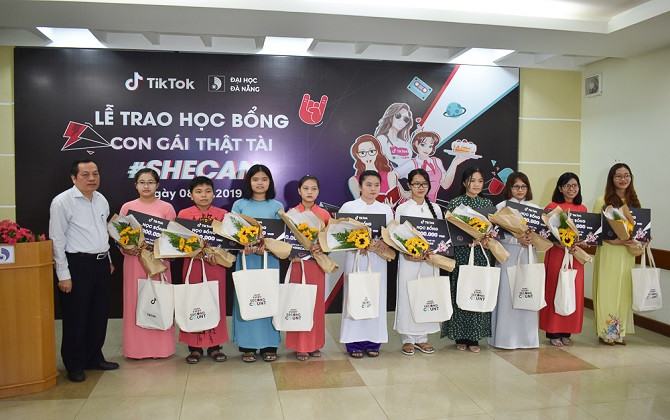 Trao học bổng Tiktok cho nữ sinh viên Đại học Đà Nẵng 
