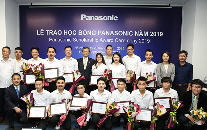 Trao gần 52 tỷ đồng học bổng cho sinh viên Việt Nam