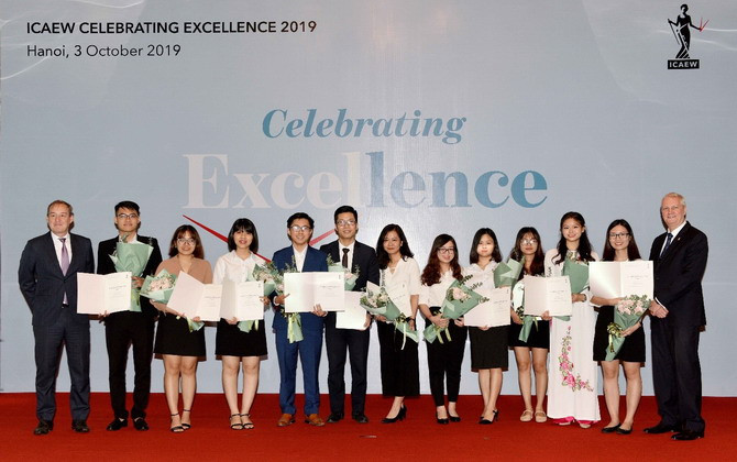 ICAEW trao Chứng chỉ quốc tế về Tài chính, Kế toán và Kinh doanh cho các học viên Việt Nam