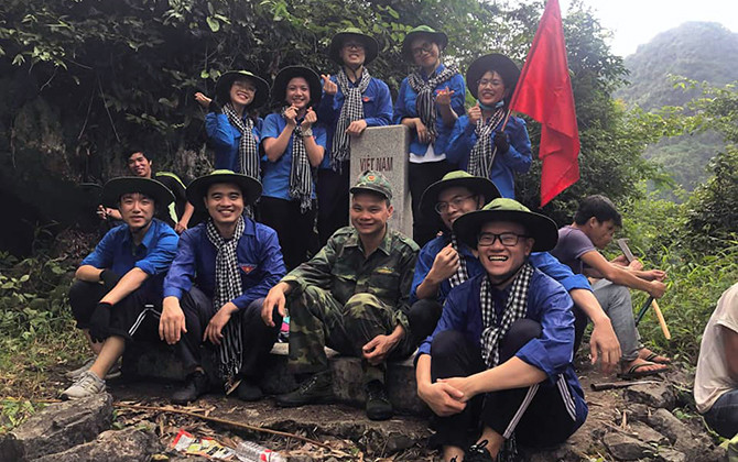 Những thầy thuốc trẻ khoác áo xanh tình nguyện