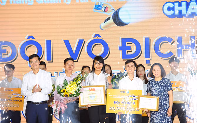 Tìm ra quán quân sinh viên ‘Hiểu chi tiêu, phòng chống cháy túi’