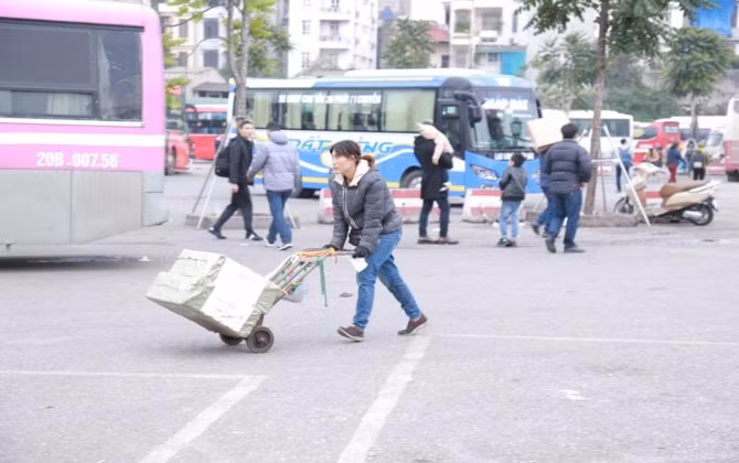 Người người về quê đón Năm mới trong gió rét