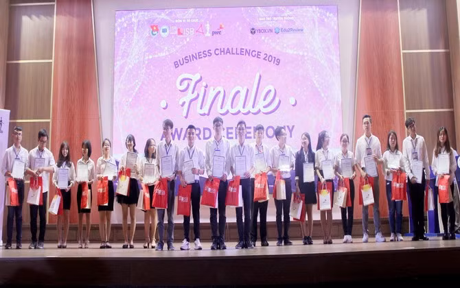 Bốn thí sinh xuất sắc nhất của cuộc thi “Chiến lược kinh doanh 2019”
