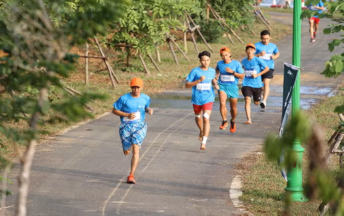 Hơn 2.000 sinh viên, nhân sự khối Công nghệ tham gia giải chạy Run For Green 2019 tại Hà Nội 