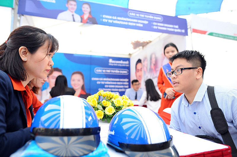Sinh viên được phỏng vấn tuyển dụng trực tiếp tại Ngày hội việc làm 
