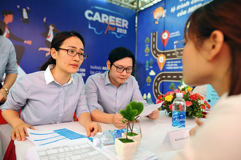 Sinh viên được phỏng vấn tuyển dụng trực tiếp tại Ngày hội việc làm 