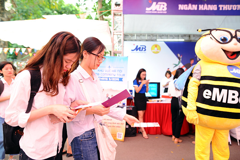 Sinh viên được phỏng vấn tuyển dụng trực tiếp tại Ngày hội việc làm 