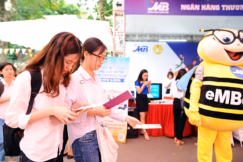 Sinh viên được phỏng vấn tuyển dụng trực tiếp tại Ngày hội việc làm 
