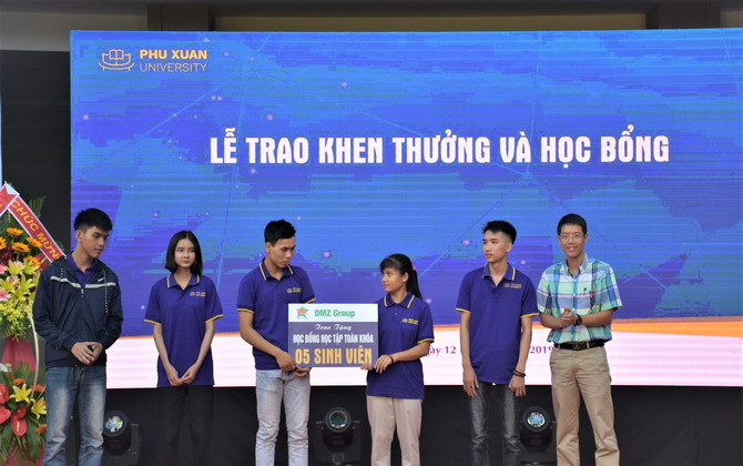 Buổi khai giảng kỳ lạ của sinh viên ĐH Phú Xuân