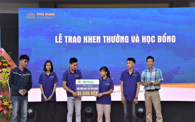 Buổi khai giảng kỳ lạ của sinh viên ĐH Phú Xuân