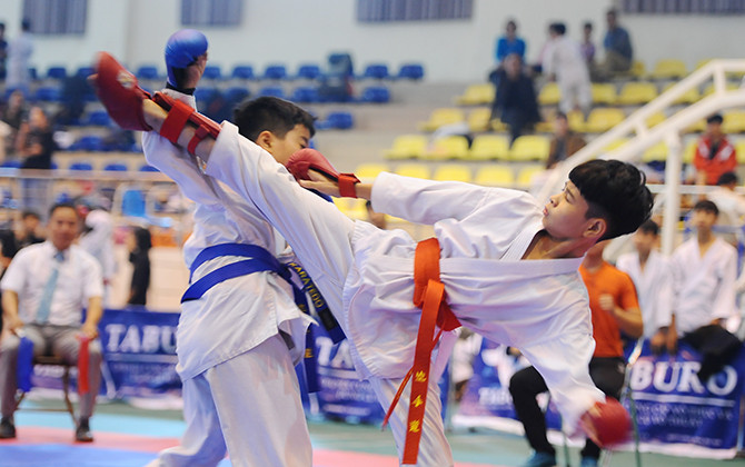 Võ sinh tranh tài tại giải Taekwondo huyện Hoài Đức mở rộng năm 2019