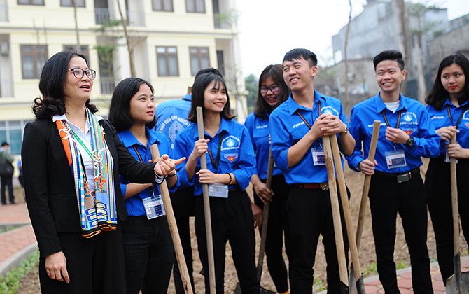 Thầy cô giáo Học viện Nông nghiệp góp sức trồng cây