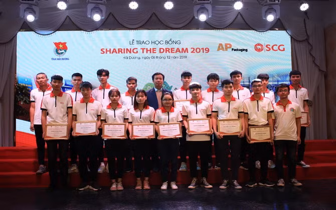 19 sinh viên truờng ĐH Sao Đỏ được nhận học bổng “Sharing the Dream”