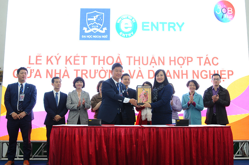 Gần 1000 việc làm trong ngày tuyển dụng cho sinh viên ĐH Ngoại ngữ - ĐHQG Hà Nội