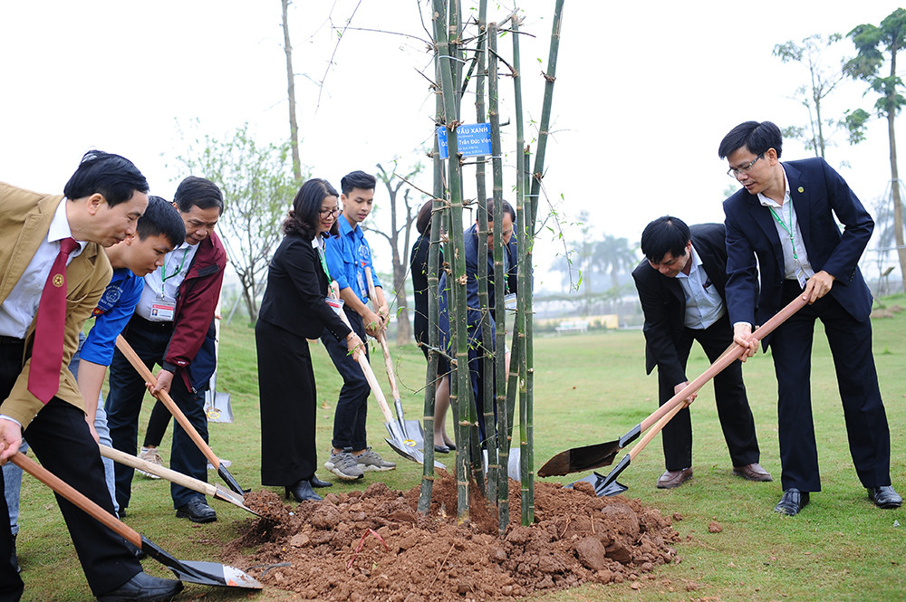 Thầy cô giáo Học viện Nông nghiệp góp sức trồng cây