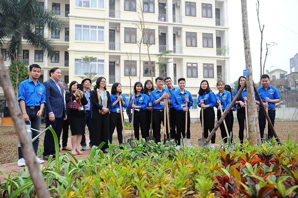 Thầy cô giáo Học viện Nông nghiệp góp sức trồng cây