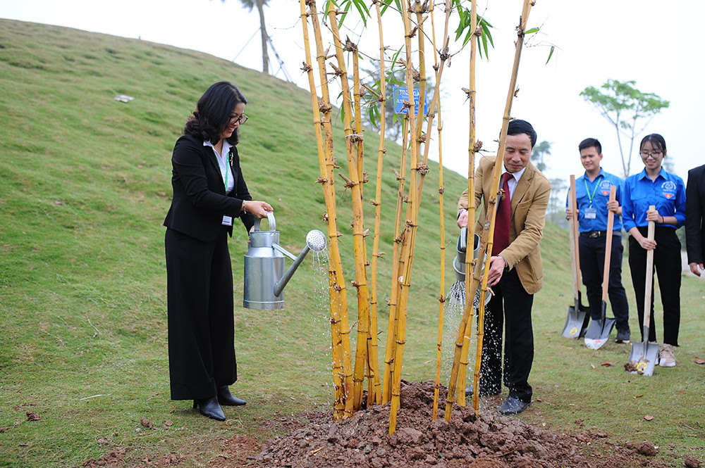 Thầy cô giáo Học viện Nông nghiệp góp sức trồng cây