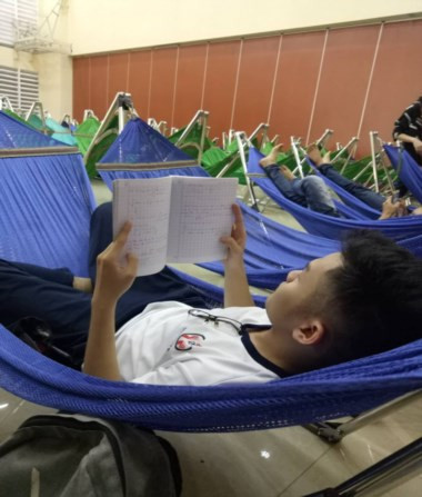 Khi trường Đại học mua võng, sắm đàn piano phục vụ sinh viên