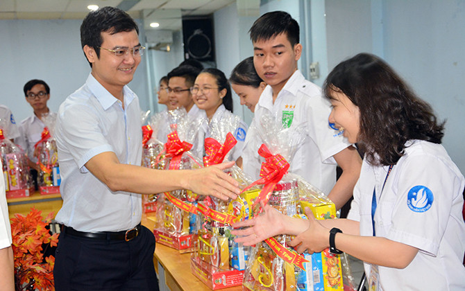 Hỗ trợ cán bộ Hội là sinh viên có hoàn cảnh khó khăn dịp Tết 2019