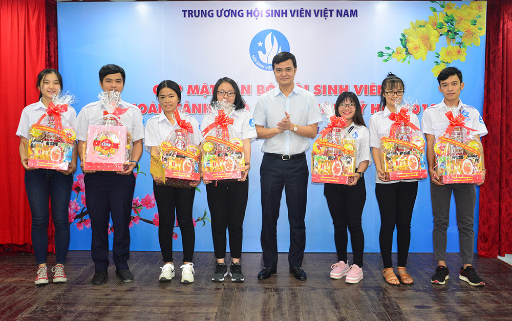 Hỗ trợ cán bộ Hội là sinh viên có hoàn cảnh khó khăn dịp Tết 2019