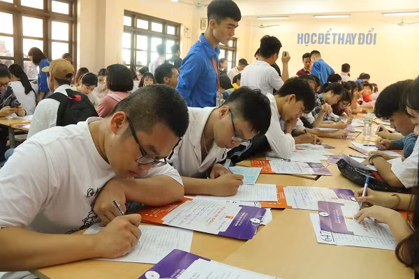 Hàng ngàn tân SV làm thủ tục nhập học đợt 1 tại ĐH Đại Nam
