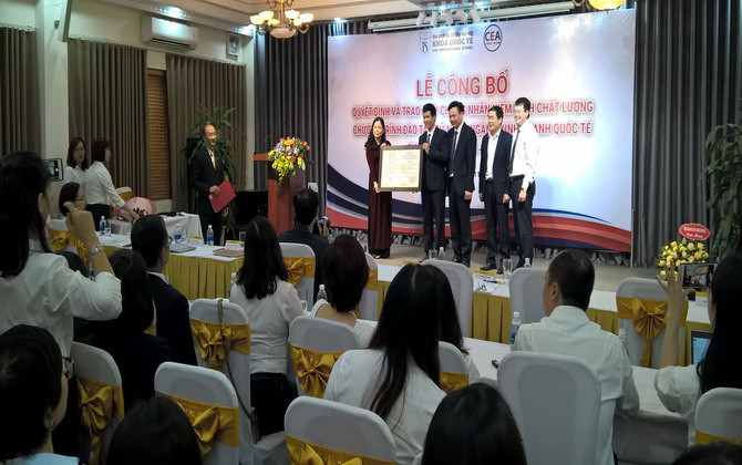 Khoa Quốc tế (ĐHQG Hà Nội) nhận chứng nhận kiểm định chương trình Kinh doanh quốc tế 