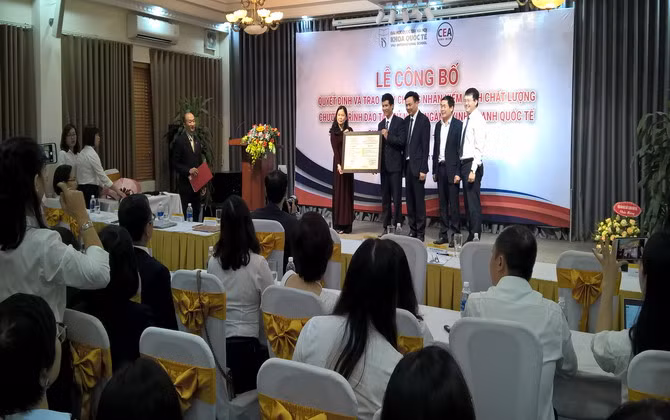 Khoa Quốc tế (ĐHQG Hà Nội) nhận chứng nhận kiểm định chương trình Kinh doanh quốc tế 
