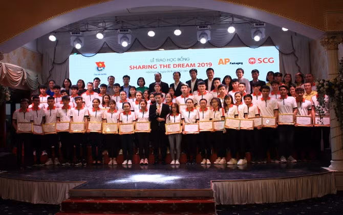 19 sinh viên truờng ĐH Sao Đỏ được nhận học bổng “Sharing the Dream”