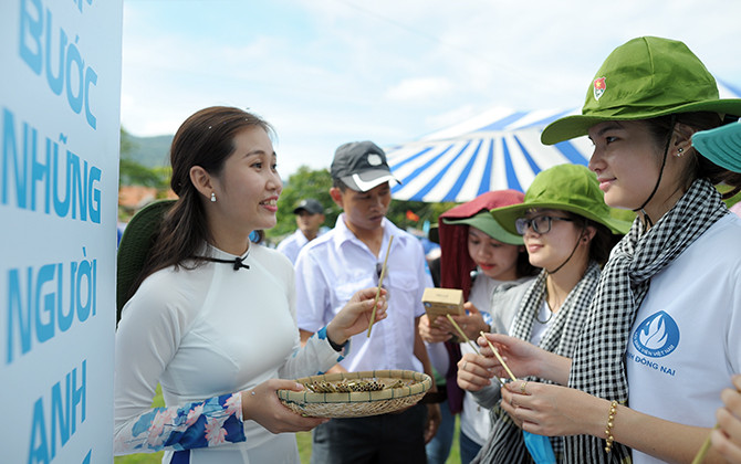 Khai mạc triển lãm ảnhTiếp bước những người anh hùng