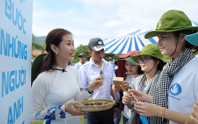 Khai mạc triển lãm ảnhTiếp bước những người anh hùng