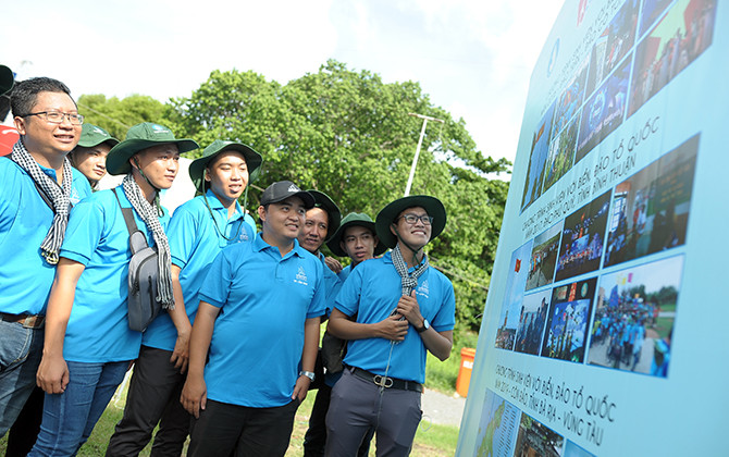 Khai mạc triển lãm ảnhTiếp bước những người anh hùng